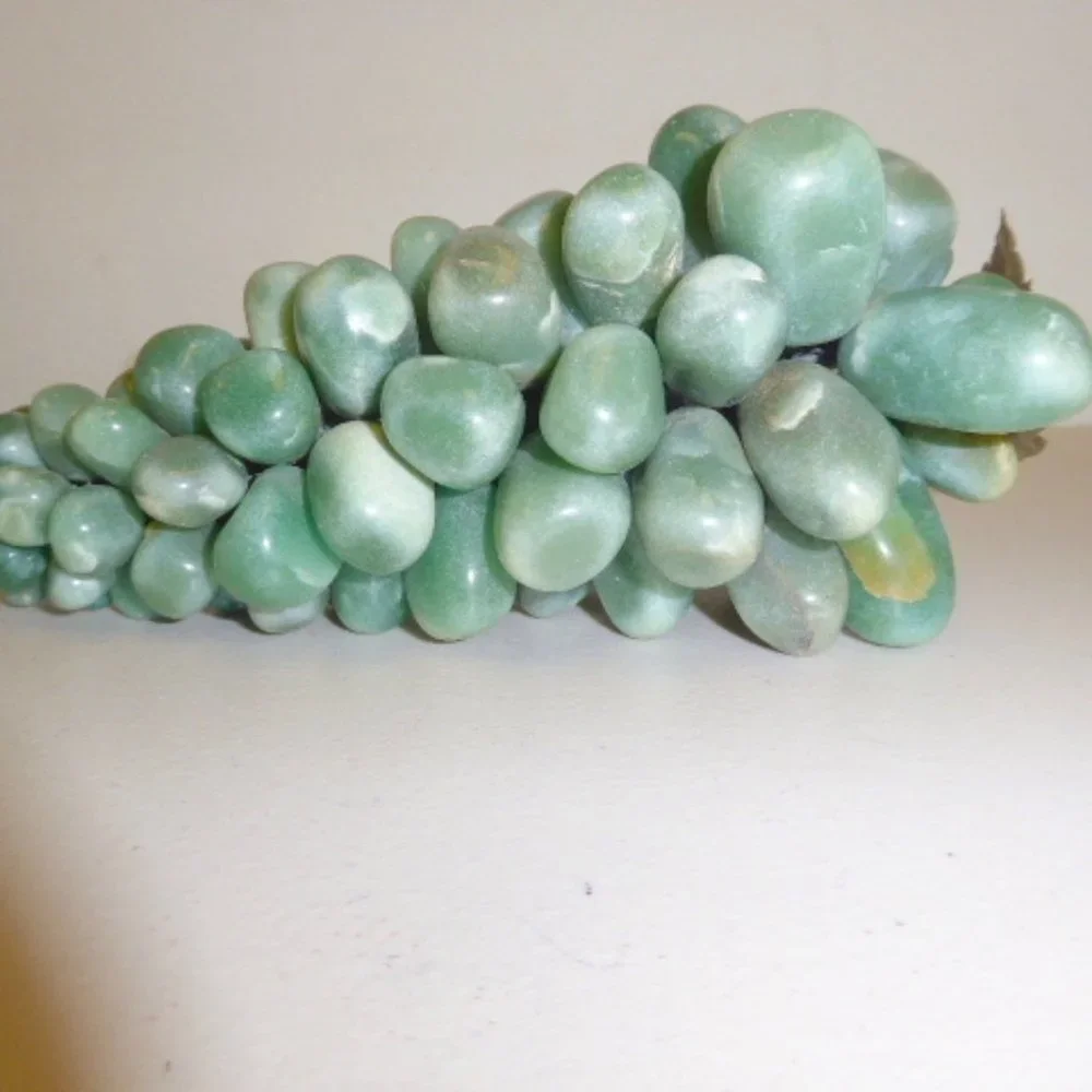 Vintage jade green quartz stone bunch of grapes 9.5 x 4